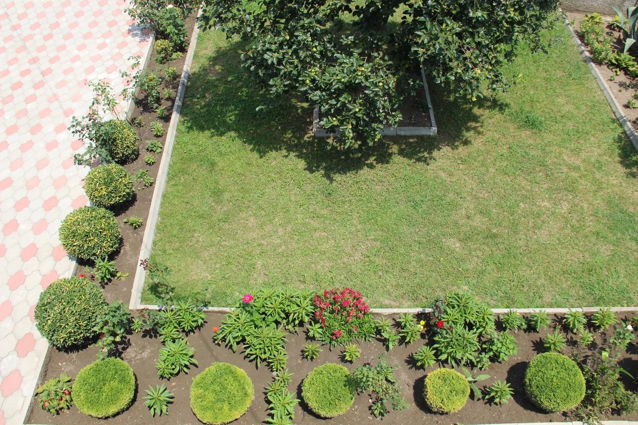 Hotel Oniks Kutaisi Bagian luar foto